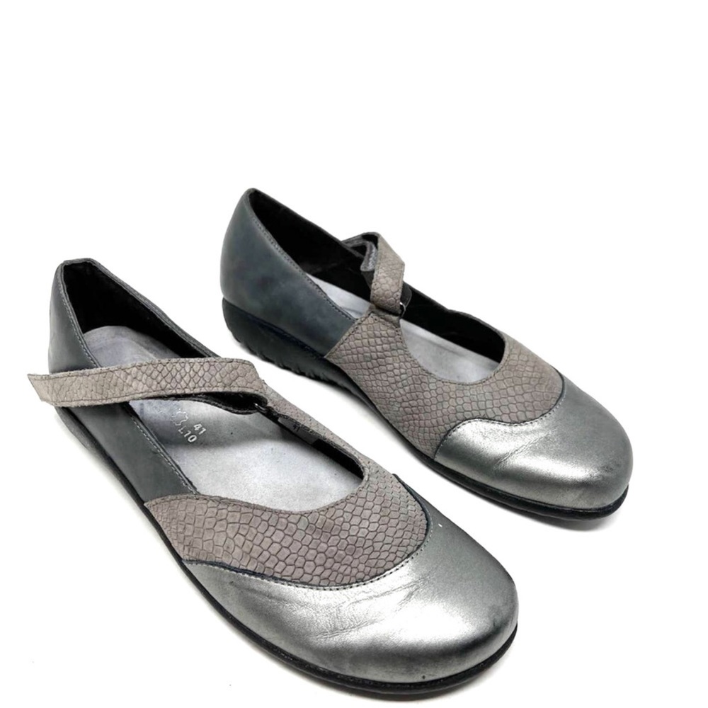 Naot Gray and Silver Flats